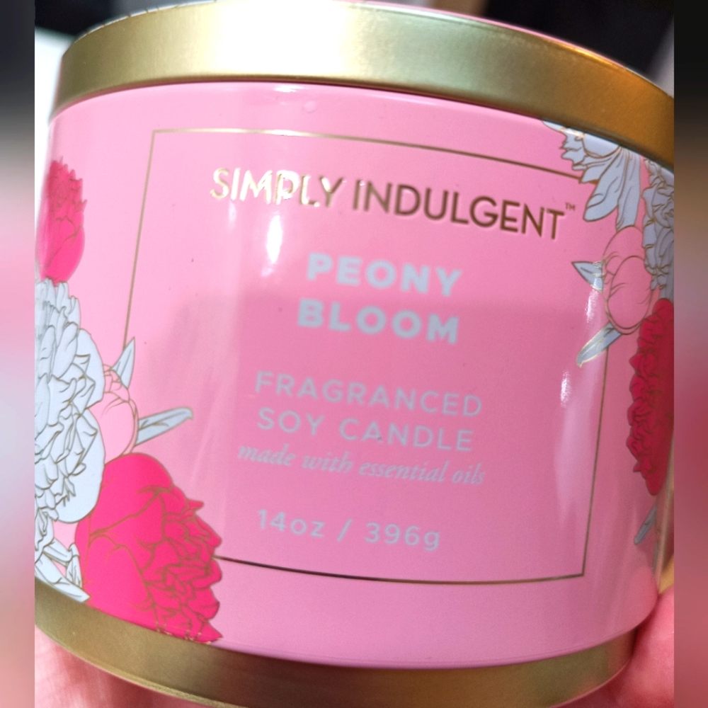 SIMPLY INDULGENT 1 Candle With Essential Oils